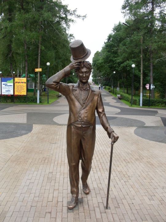 Памятник актеру Георгию Вицину