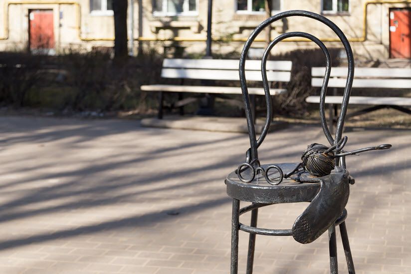 Памятник бабушке