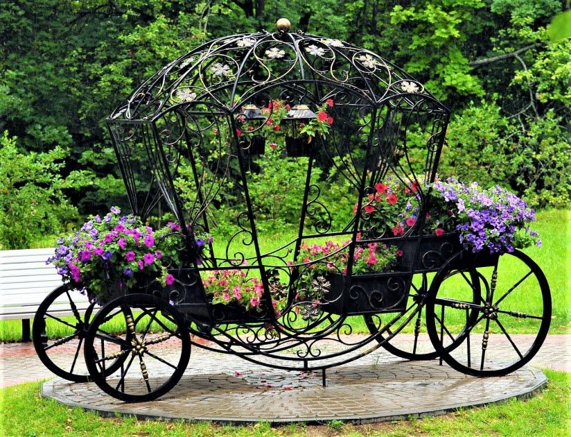 Скульптура-клумба «Карета для Золушки»