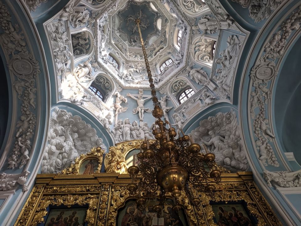 Внутри храма в Дубровицах