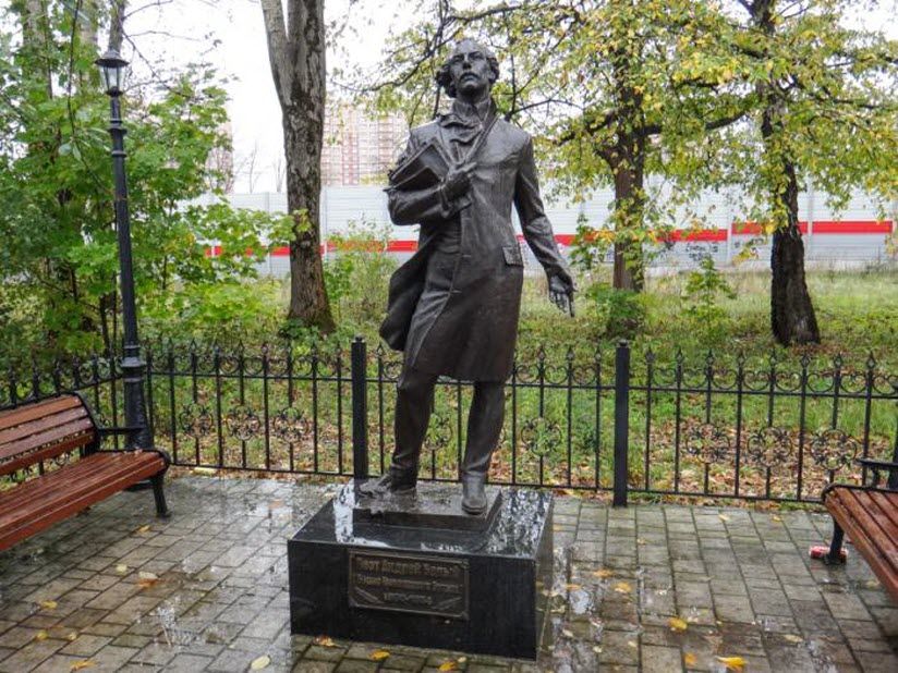 Памятник Андрею Белому