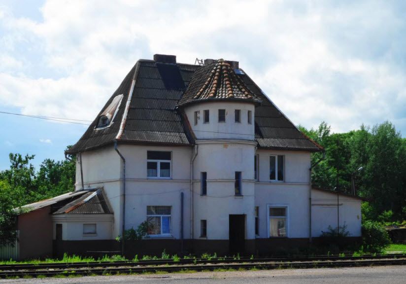 Здание узкоколейного вокзала Тапиаu