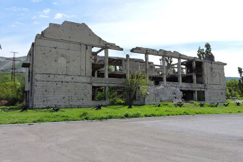 Руины дома культуры Цементников