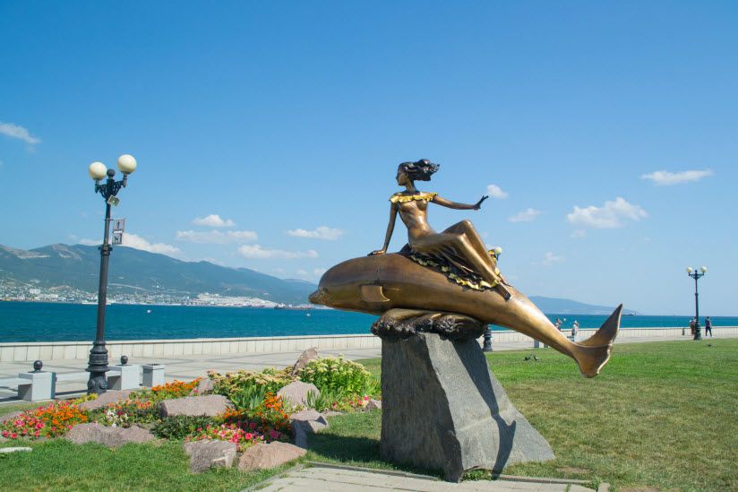 Девушка на дельфине