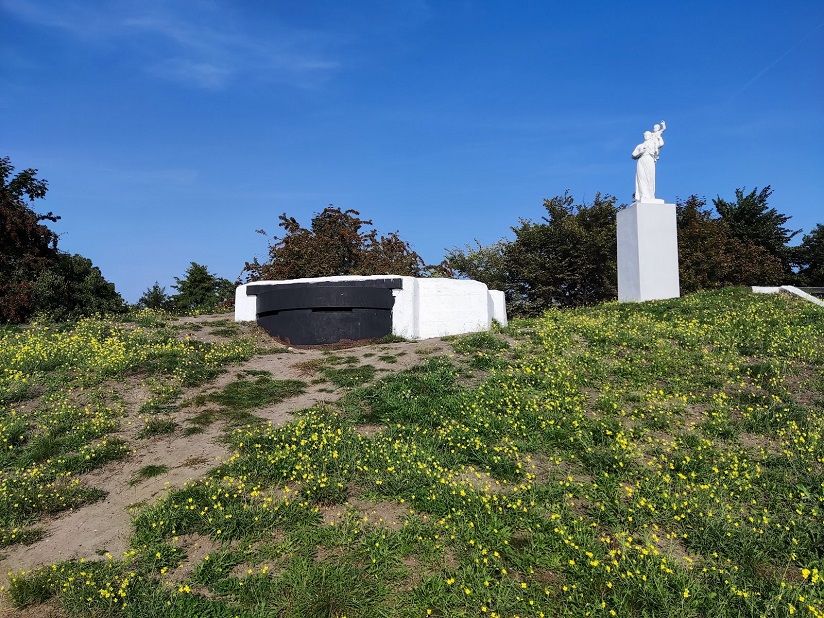 Скульптура женщины с ребенком