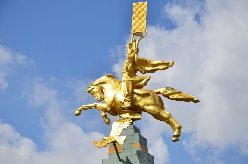 Монумент Золотой всадник