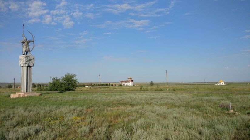 Скульптура «Улан Хонгор — Алый лев»