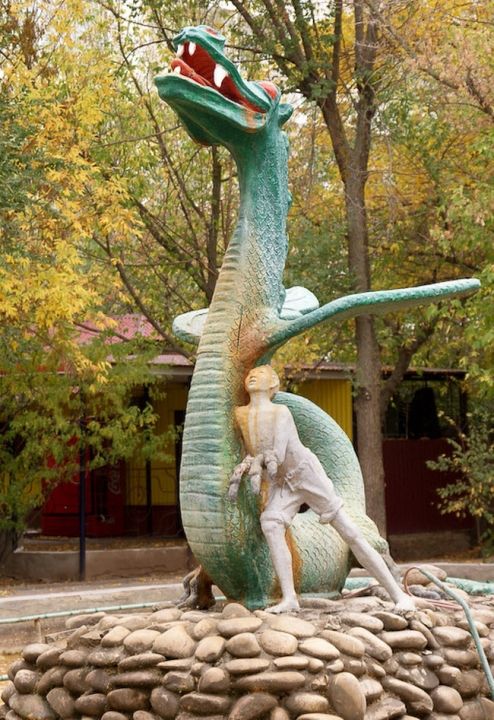 Скульптура-фонтан «Мальчик и дракон»