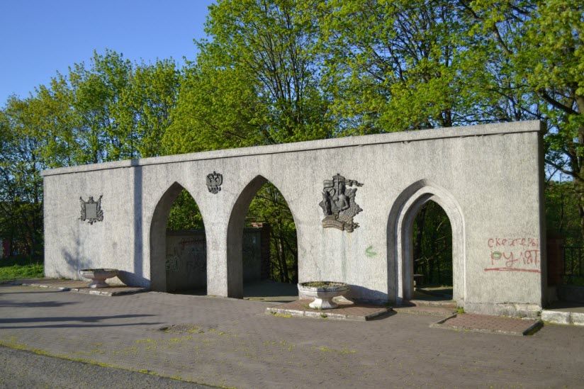 Памятник «В честь парада русских войск 1914 года»