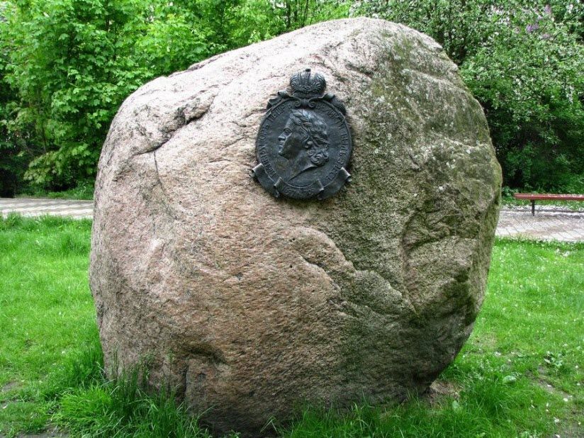 Памятный камень в честь визита Петра I