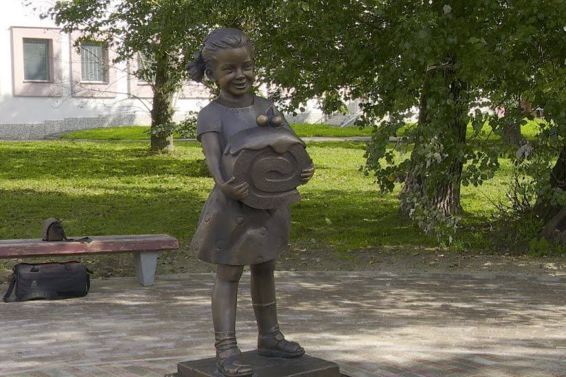 Скульптура «Девочка с бисквитом»