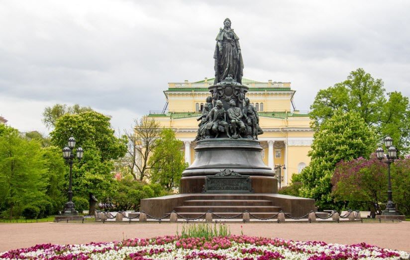 Екатерининский сквер и памятник Екатерине II на Невском проспекте