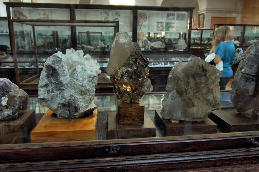Научно-исследовательский геологоразведочный музей им. Феодосия Чернышева