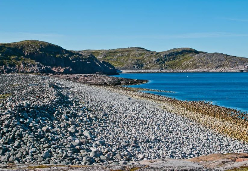 Пляж с мелкими камнями