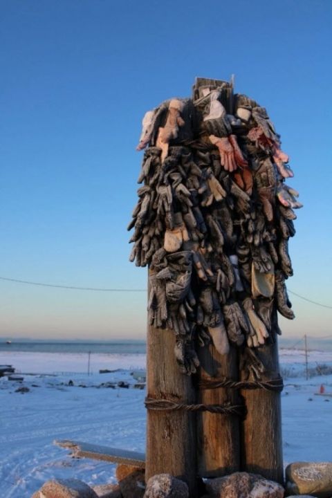 Памятник потерянным перчаткам