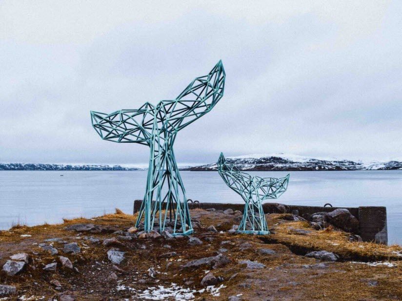 Скульптурная композиция «Китовые хвосты»