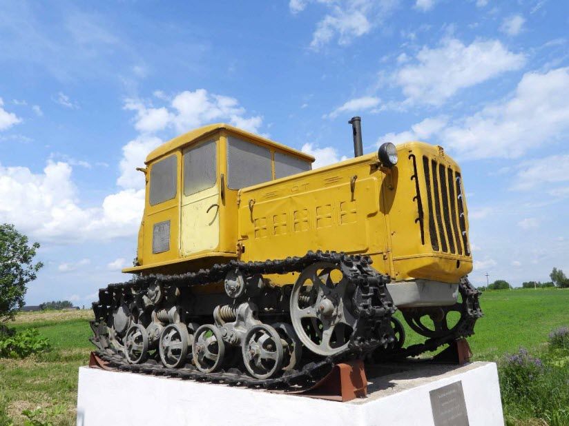 Памятник «Гусеничный трактор Дт-54»