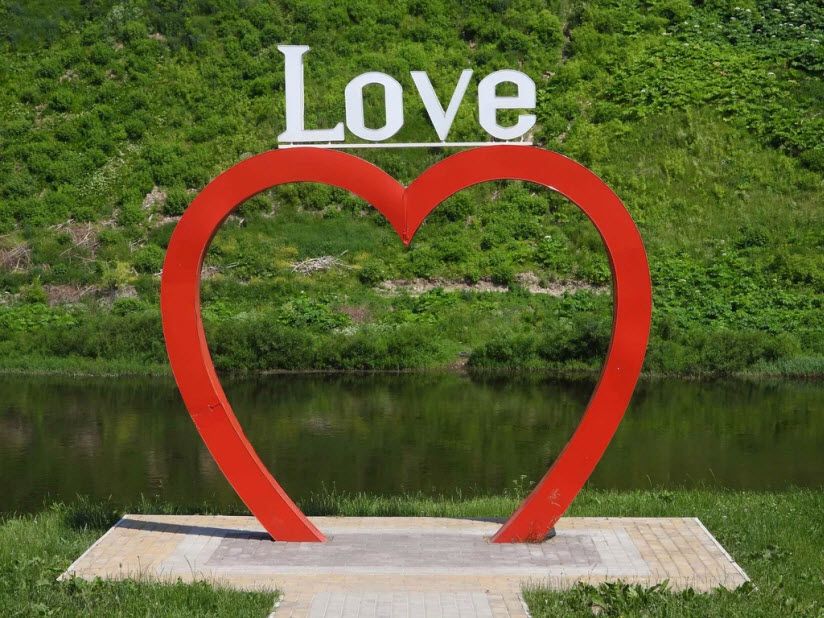 Скульптура «Love»