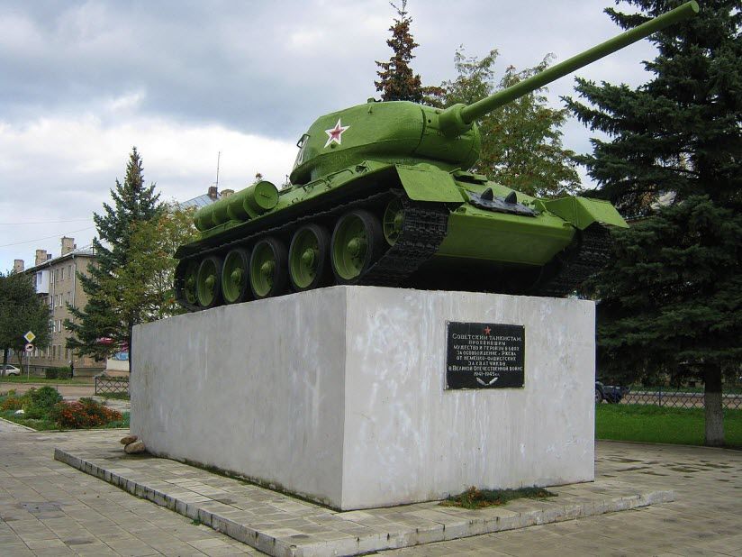 Танк Т-34 на площади Мира
