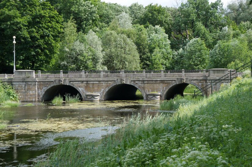 Трехарочный львиный мост