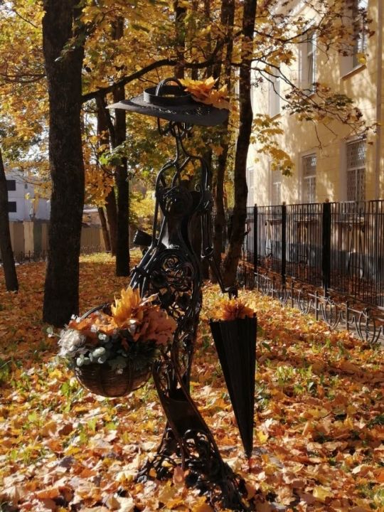 Памятник Прекрасная Незнакомка