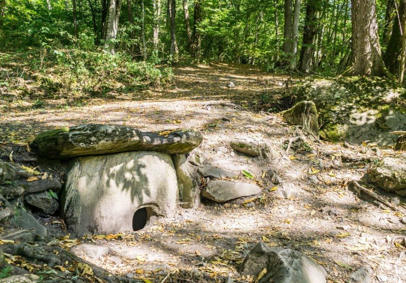 Дольмены Красной Поляны