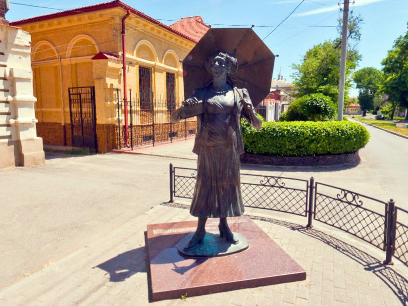 Памятник Ф. Раневской