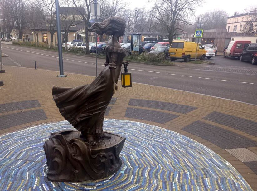 Скульптура «Бегущая по волнам»