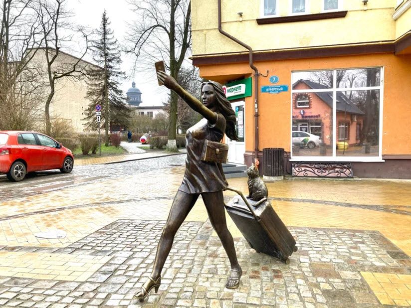 Скульптура «Курортница»