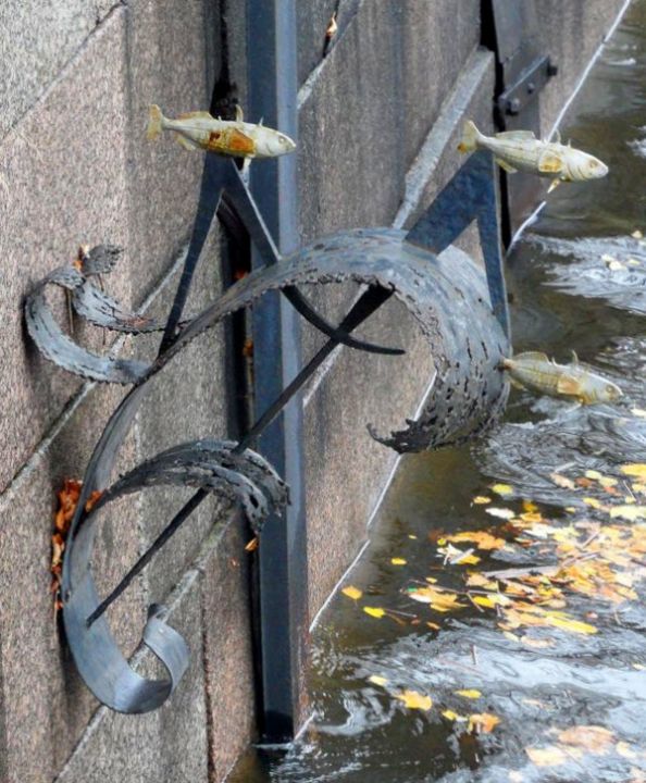 Памятник колюшке