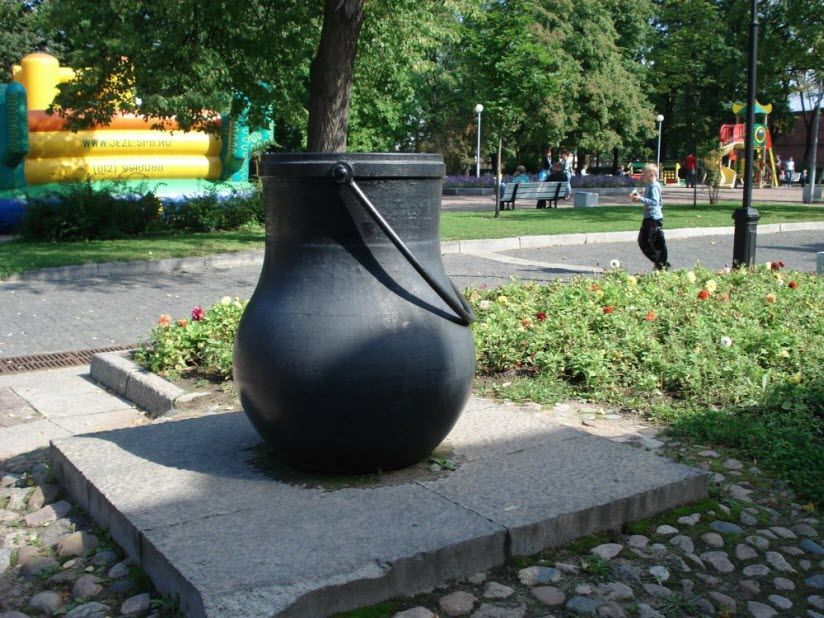 Памятник котлу и герб Кронштадта