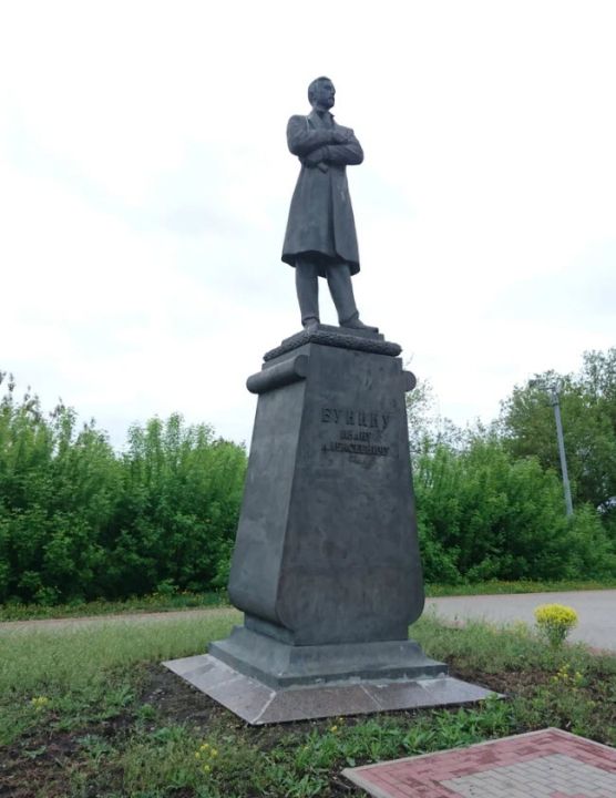 Памятник И.А. Бунину в Детском парке