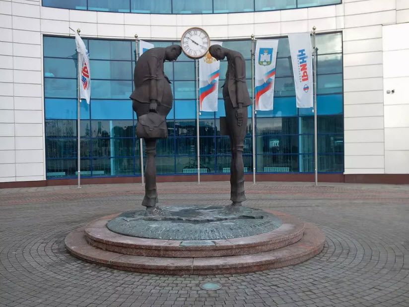 Скульптура «Чиновник и Предприниматель»