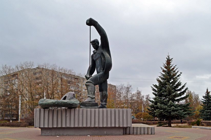 Скульптура «Металлург»