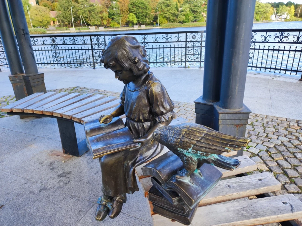 Девочка, читающая сказку