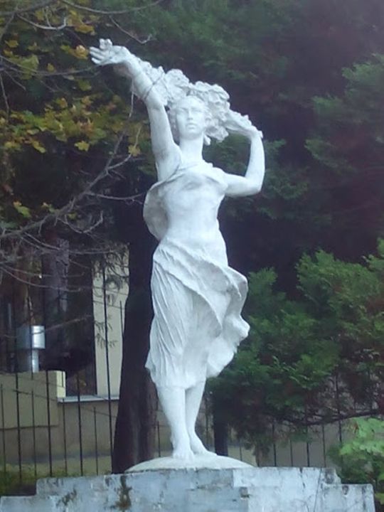 Женщина с венком