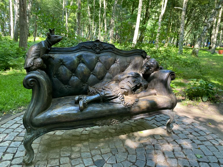 Скульптура «Спящая Мари»