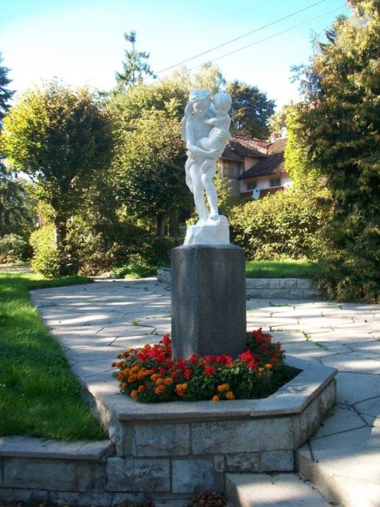 Девочка с ребенком, переходящая через ручей