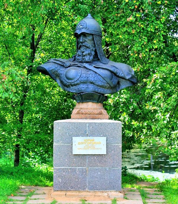 Памятник Юрию Долгорукому
