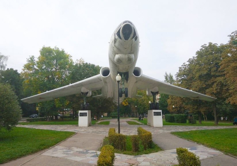 Памятник самолету ТУ-16А