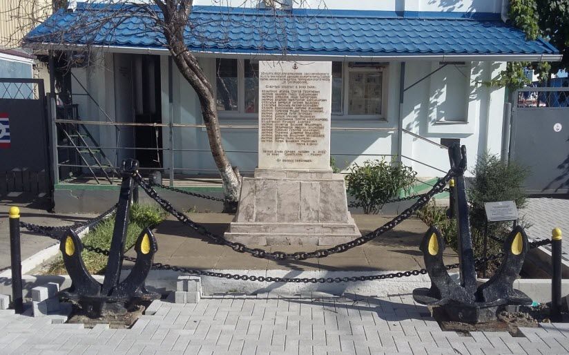 Памятник экипажу минного заградителя Николая Островского