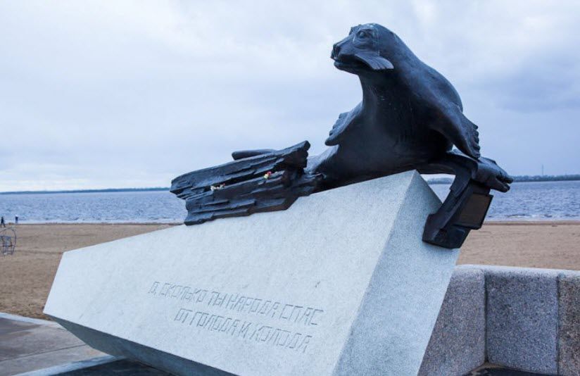 Памятник тюленю-спасителю