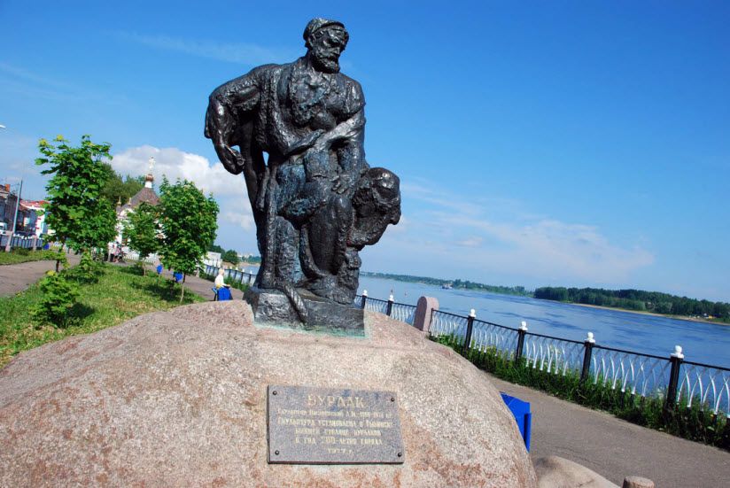 Памятник бурлаку