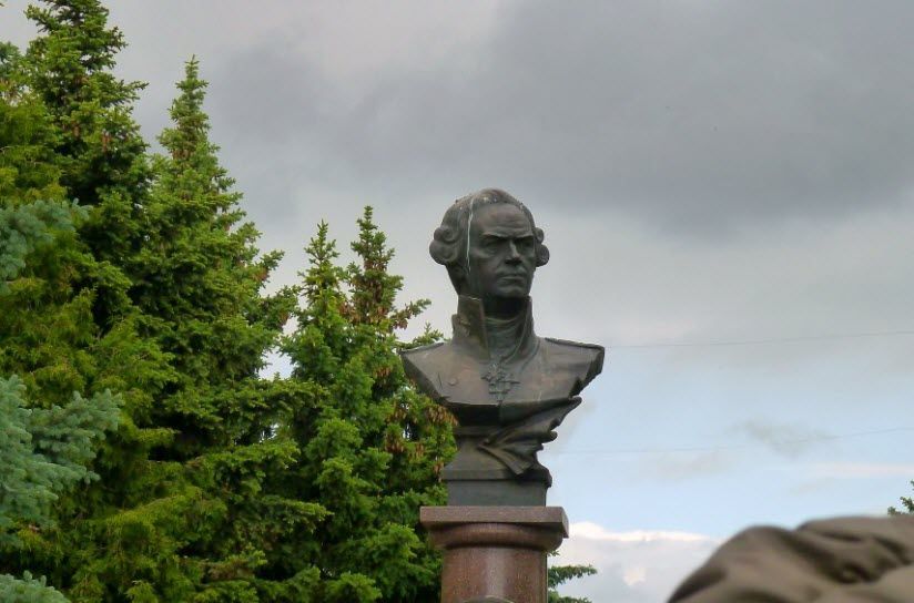 Памятник Ф. Ушакову