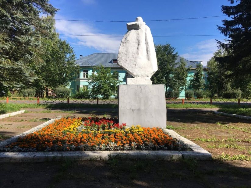 Памятник работникам завода, отдавшим жизнь в ВОВ