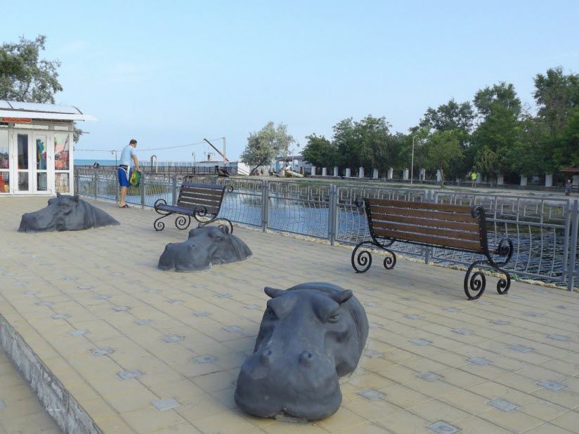 Скульптура «Бегемоты»