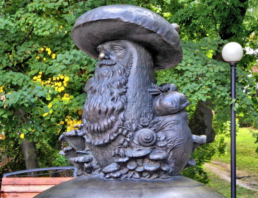 Скульптура «Грибы с глазами»