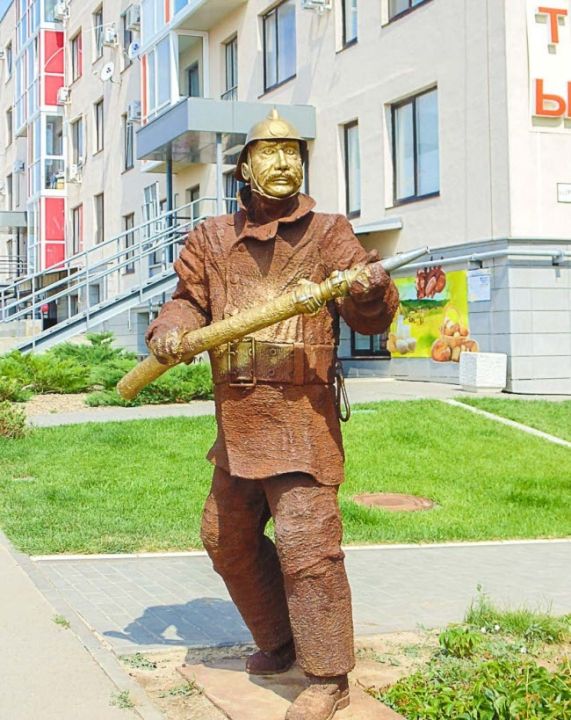 Скульптура Пожарный