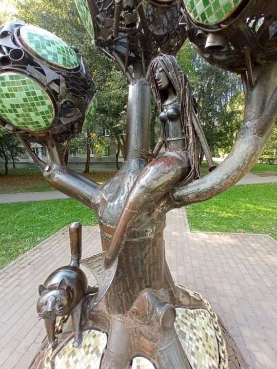 Скульптура Русалка и учёный кот