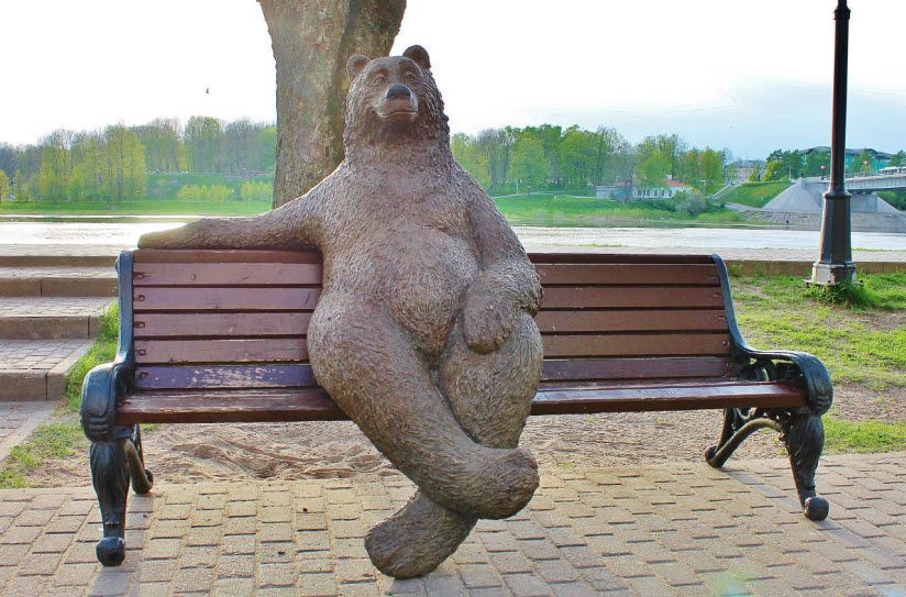 Памятник Медведь на скамейке